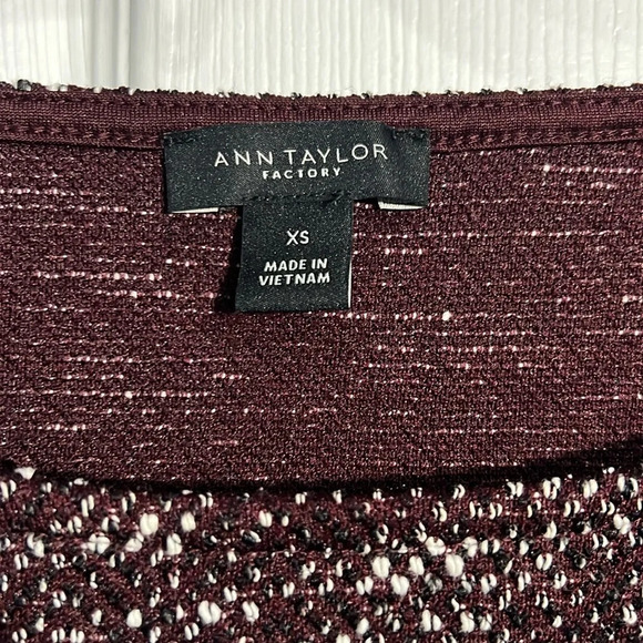 Ann Taylor Factory Burgundy, black and white speckled top. Size XS - Picture 5 of 6